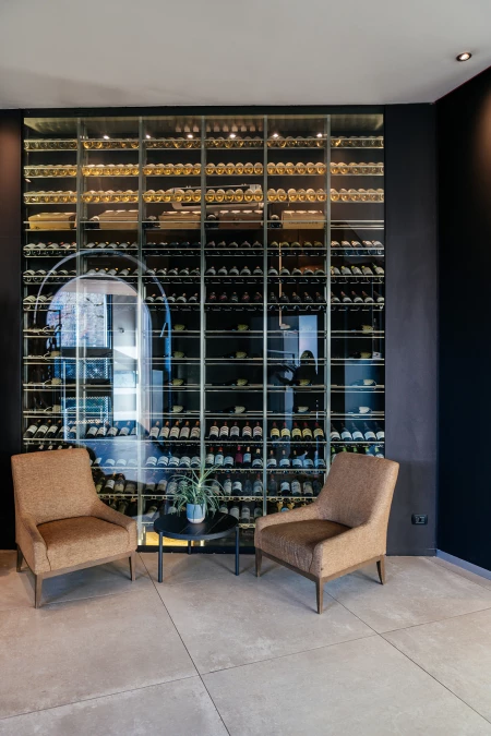 Armoire à vin en verre à la réception du Parkhotel Kortrijk